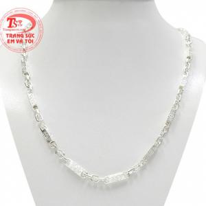 Dây chuyền bạc thời thượng được chế tác đầy tinh tế.