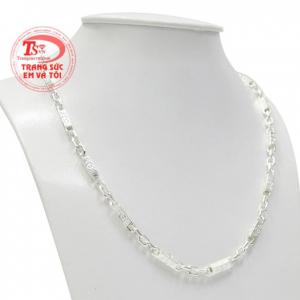 Kiểu dáng nam tính và mạnh mẽ là mẫu dây chuyền xu hướng được nam giới đặc biệt ưa chuộng.