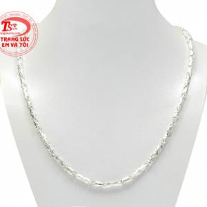 Dây chuyền bạc thời trang nam là sự kết hợp những chi tiết cầu kỳ thể hiện cá tính và phong cách của người dùng.