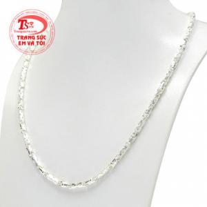 Sản phẩm thích hợp cho nhiều độ tuổi, có thể kết hợp cùng mặt dây để làm tăng thêm điểm nhấn.
