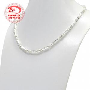 Do đó chiếc dây chuyền này sẽ là sự lựa chọn cho con yêu của bạn vừa bảo vệ sức khỏe, vừa an toàn cho làn da trẻ nhỏ.