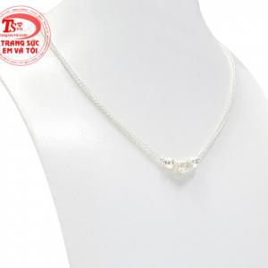 Dây chuyền bạc được nhiều cha mẹ tin dùng cho bé yêu vì bạc có tính kháng khuẩn và an toàn cho làn da nhạy cảm của trẻ nhỏ.