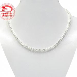 Dây chuyền bạc trẻ em xu hướng được chế tác tinh tế mang đến vẻ năng động cho các bé trai. 