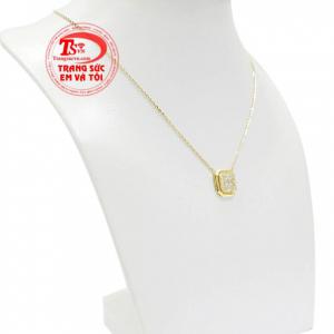 Những viên đá cz lấp lánh tạo điểm nhấn cho dây chuyền. 