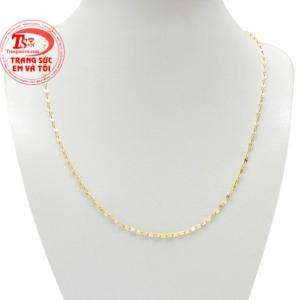 Dây chuyền duyên dáng phái đẹp khiến người nhìn bị cuốn hút bởi màu vàng ánh lên từ chất liệu vàng tây 10k sáng bóng.