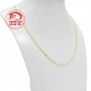 Sẽ thật tuyệt nếu bạn gái có thể kết hợp chiếc dây chuyền này cùng những trang phục cổ rộng hoặc cổ chữ V