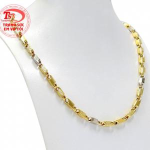 Sự khéo léo của người thợ chế tác đã kết hợp vàng màu và vàng trắng đã mang đến sản phẩm ấn tượng và thu hút hơn.