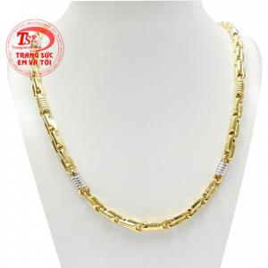 Dây chuyền lịch lãm vàng tây là bí quyết giúp cho phái mạnh thêm tự tin và thể hiện bản lĩnh.