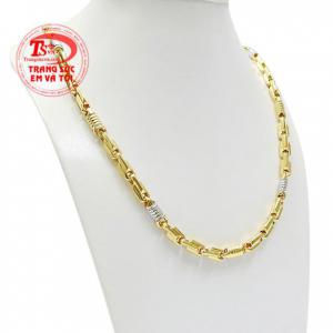 Không kiểu cách như trang sức nữ, trang sức nam luôn được chế tác với các chi tiết có phần đơn giản, đường nét mạnh mẽ, kích thước lớn.