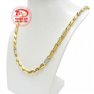 Để giúp cho chiếc dây chuyền nam thêm ấn tượng, các nhà thiết kế đã thêm 1 vài chi tiết khác biệt và điểm xuyến bằng cách xi vàng trắng giúp sản phẩm nổi bật hơn.