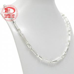 Từng chi tiết kết hợp hài hòa tạo nên chiếc dây chuyền phong cách.