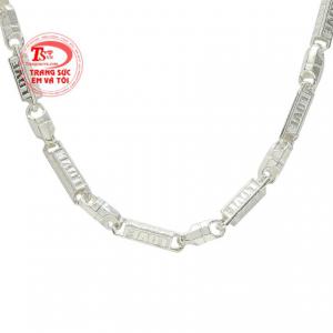 Dây chuyền nam bạc nổi bật phù hợp với nhiều độ tuổi.