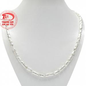 Dây chuyền nam bạc xu hướng với những chi tiết chế tác tỉ mỉ, ấn tượng.