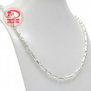 Với chất liệu bạc 92.5 vừa bền đẹp, vừa giúp cản gió và bảo vệ sức khỏe cho người dùng.