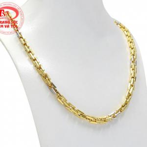 Để giúp sản phẩm càng thêm thu hút và ấn tượng, các người thợ chế tác đã khéo léo kết hợp vàng màu cùng vàng trắng. 