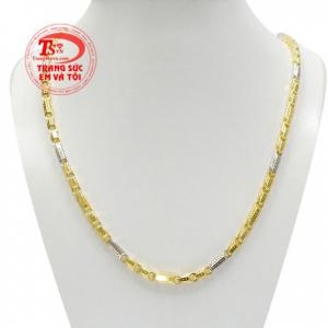 Dây chuyền nam nổi bật vàng tây là sự kết hợp kiểu dáng cổ điển cùng nét phá cách của hiện đại.