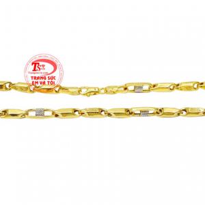  Sản phẩm có thể kết hợp cùng mặt dây chuyền vàng để tăng phần điểm nhấn. 