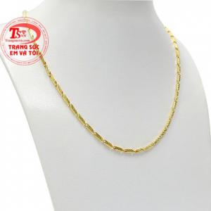 Các chi tiết phay sáng tạo điểm nhấn cho chiếc dây chuyền càng thêm phần thu hút. 