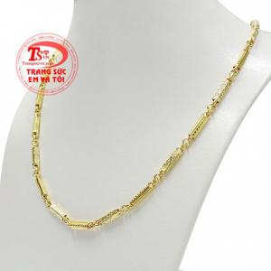 Nét phay sáng bóng, thu hút mọi ánh nhìn càng khiến người đeo trở nên nổi bật hơn. 