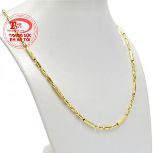 Các đường nét và chi tiết được chế tác cách tỉ mỉ giúp phái mạnh càng thêm tự tin và thể hiện cá tính.