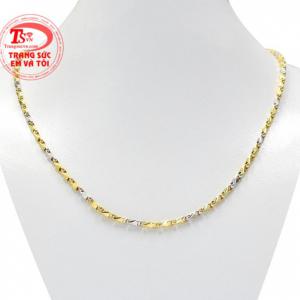 Dây chuyền nam vàng tây chất lượng được thiết kế kiểu dáng tuy đơn giản những vẫn khiến cho phái mạnh nổi bật.