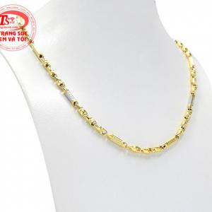 Với kiểu chế tác tỉ mỉ giúp chiếc dây chuyền bắt sáng giúp nam giới nổi bật hơn trước đám đông.