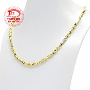 Khi đeo sản phẩm cùng mặt dây chuyền tạo nên phong cách cá tính cho cánh mày râu.