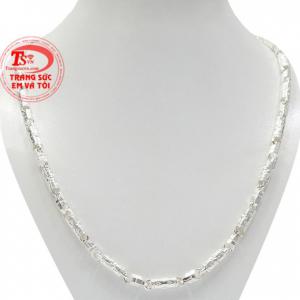 Dây chuyền phái mạnh bạc đẹp nổi bật với những chi tiết mặt trời được chạm khắc tinh tế.