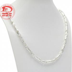 Thiết kế với phong cách nam tính, hợp thời trang giúp cho người đeo càng tự tin và thể hiện cá tính.