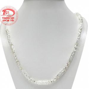 Dây chuyền phái mạnh quyền lực được chạm khắc tinh xảo hình rồng tạo vẻ sang trọng cho người đeo.