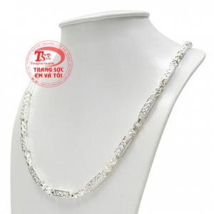 Biểu tượng rồng thường được chạm khắc lên các trang sức tạo nên phong phái, bản lĩnh đàn ông cho phái mạnh.