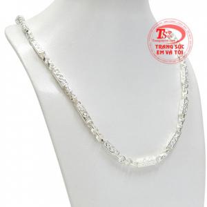 Do đó các sản phẩm chạm khắc hình rồng được nam giới vô cùng yêu thích và là xu hướng trang sức hiện nay.