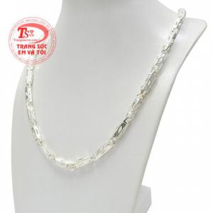 Sản phẩm có thể kết hợp cùng mặt dây bạc tạo phong cách cho phái mạnh. 