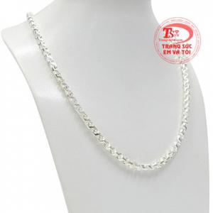 Sản phẩm có thể kết hợp cùng mặt dây chuyền tạo vẻ độc đáo và cũng là món quà đặc biệt dành cho nam giới.