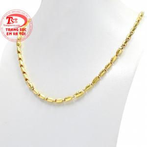 Dây chuyền vàng là món trang sức được rất nhiều khách hàng yêu thích giúp người đeo tự tin thể hiện cá tính.