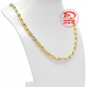 Sản phẩm kết hợp vàng màu và vàng trắng tạo ấn tượng và thu hút ánh nhìn. 