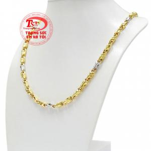 Dưới bàn tay khéo léo của những người thợ, chiếc dây chuyền vàng với các chi tiết được làm cách tỉ mỉ, từng đường nét dứt khoát toát lên vẻ nam tính. 