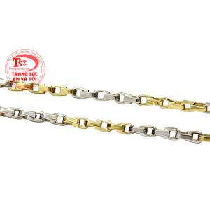 Các nhà thiết kế đã khéo léo kết hợp vàng trắng cùng vàng màu giúp chiếc dây chuyền thêm phần nổi bật và hợp thời trang.