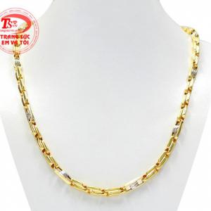 Dây chuyền thành đạt vàng tây là một gợi ý hay cho phái mạnh.