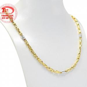  Sự nam tính, mạnh mẽ và lịch lãm được thể hiện qua từng đường nét trên chiếc dây chuyền. 