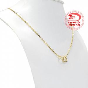 Lấy cảm hứng từ đó các nhà chế tác hoàn kim đã tạo nên chiếc dây chuyền trái tim xinh xắn.