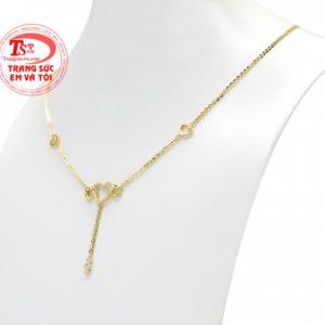 Chiếc dây chuyền này sẽ giúp các cô gái trông thu hút hơn và độ sáng của sản phẩm sẽ làm cho cổ của các nàng trông thon gọn và dài hơn.