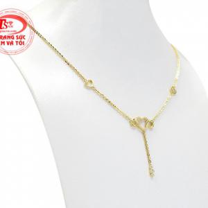 Bạn có thể kết hợp cùng với những bộ váy hay áo cổ chữ V, hai dây hay trễ vai tạo vẻ quyến rũ.