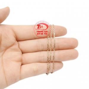 Với chế tác từ vàng hồng mang vẻ ấn tượng, dễ dàng kết hợp cùng các trang phục.