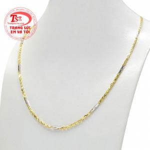 Dây chuyền vàng là mẫu trang sức được cả nam giới lẫn nữ giới lựa chọn để thể hiện phong cách cá tính của mình.
