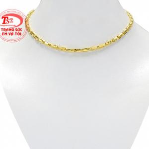 Dây chuyền vàng tây bé trai được chế tác tinh xảo và dễ thương.