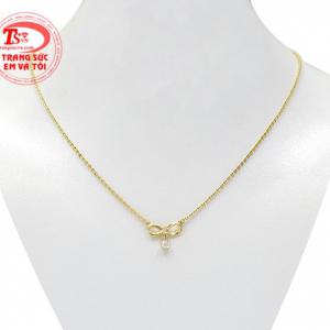 Dây chuyền vàng tây dễ thương được chế tác nhỏ nhắn mang đến vẻ yêu kiều mà lại vô cùng đáng yêu cho phái đẹp.