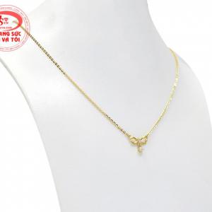 Với chiếc dây chuyền vàng này, các cô gái có thể thỏa sức diện những bộ đầm thướt tha