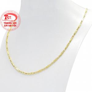 Sản phẩm có thể kết hợp cùng với mặt dây chuyền vàng mang đến phong cách cá tính cho phái mạnh.