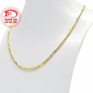 Dây chuyền vàng là mẫu trang sức được nhiều nam giới ưa chuộng.